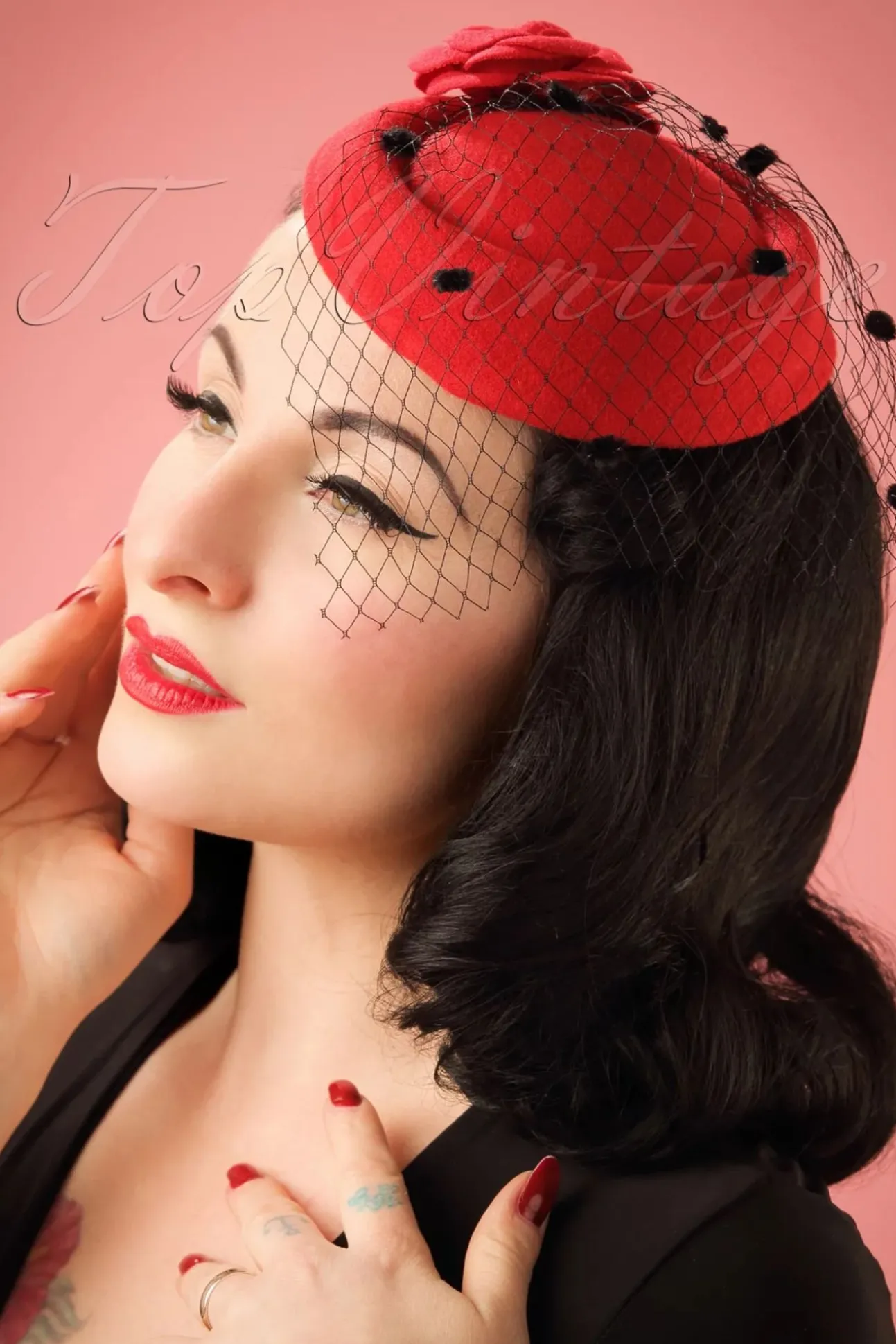 Marilyn Fascinator In Rood