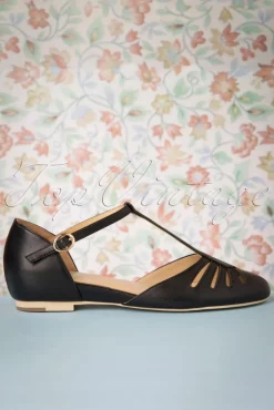 Singapore T-Strap Flats In Zwart